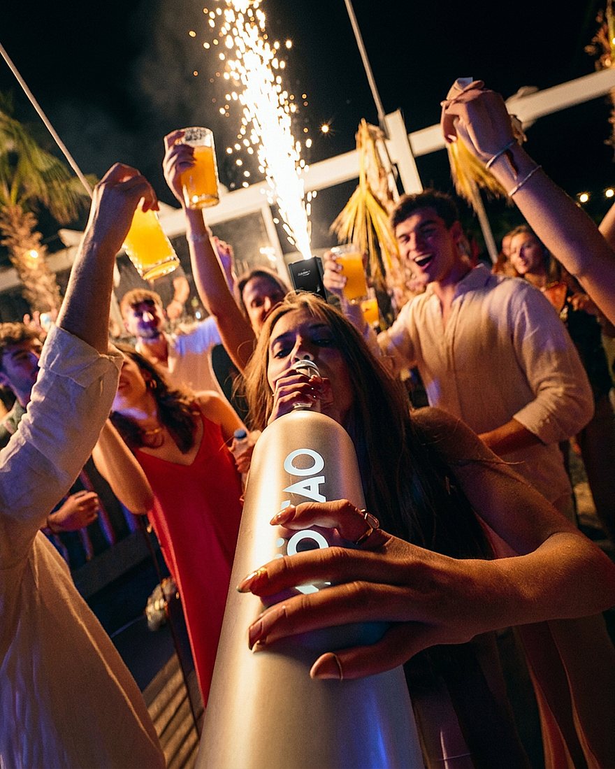 MöTAO Vilamoura: festa ao ar livre com uma garrafa MöTAO